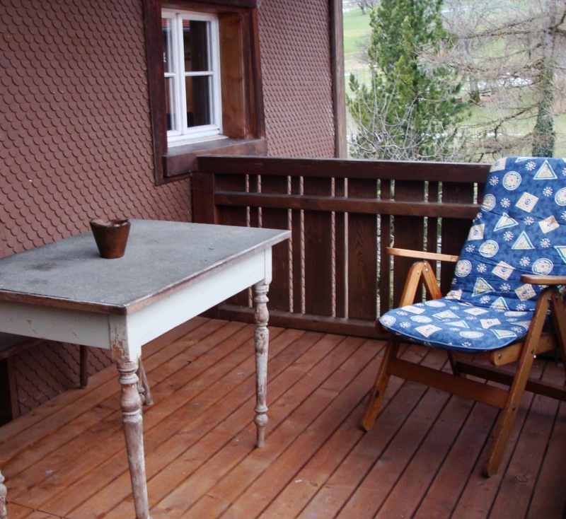 Balkon mit Sicht auf den Hof