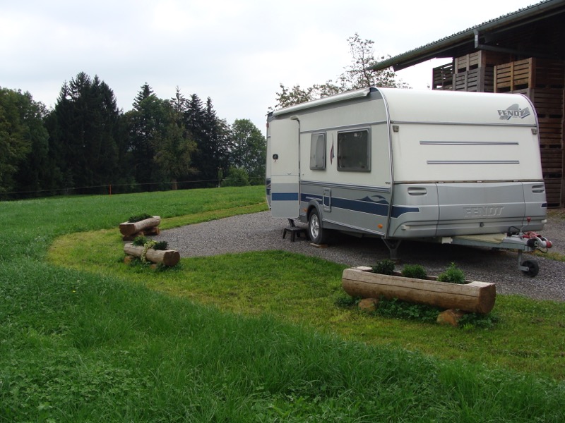 Sitzplatz vor dem Wohnwagen